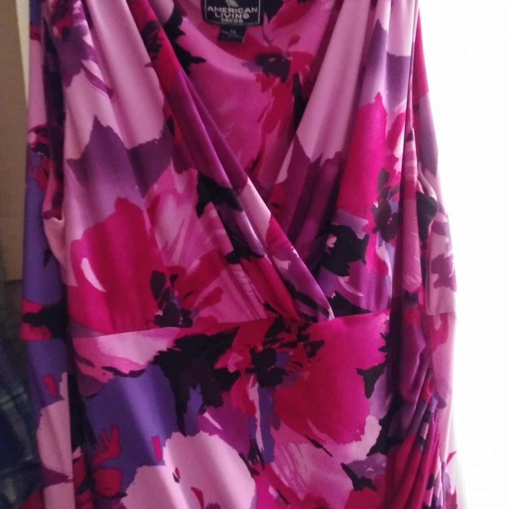 Fashionable floral fitted V-neck
